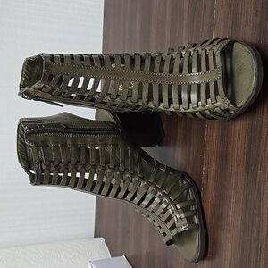 Nine West Size 8 Olive Faux Leather Hang Tuff Open Toe Heeled Sandals